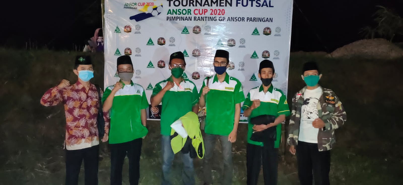 Jajaran Pengurus Ranting GP Ansor Paringan sesaat usai mengikuti pembukaan turnamen futsal