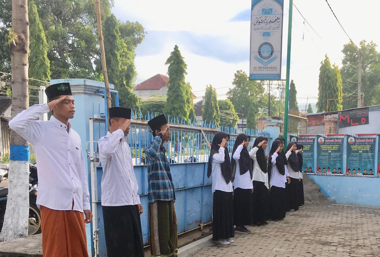 Kegiatan Upacara Bendera di Pesma Al- Mutawakkil