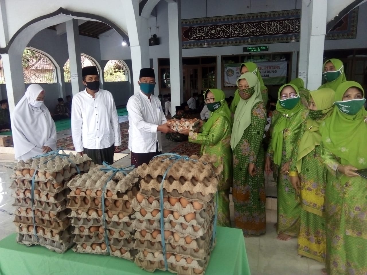 Ketua PC Muslimat NU Ponorogo didampingi Tim baksos HSN menyerahkan 1000 butir telur kepada Ponpes Al-Islam Joresan yang diterima langsung ketuanya.