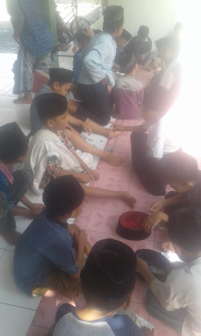 Maulidan tebar coin untuk anak-anak di masjid Amirudin, Sembung-Mlarak