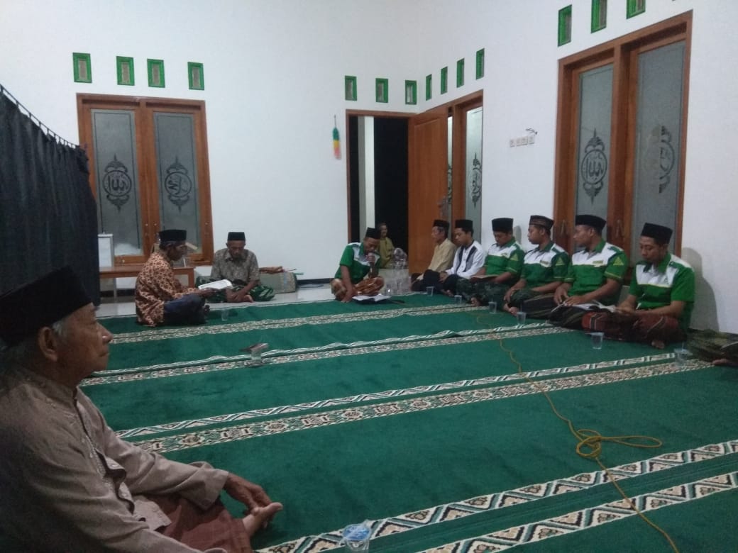 Pengurus Ranting GP Ansor Paringan bersama Jamaah menggelar sholawat Barjanji.