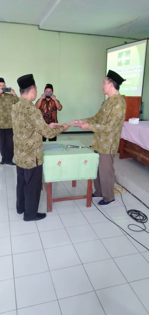 Penyerahan SK Miswanto Resmi Pimpin SMP Maarif 1 Ponorogo