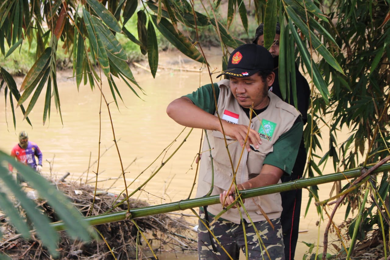 Permbersihan carang bambu di sungai DAM Cokromenggalan oleh LPBU NU