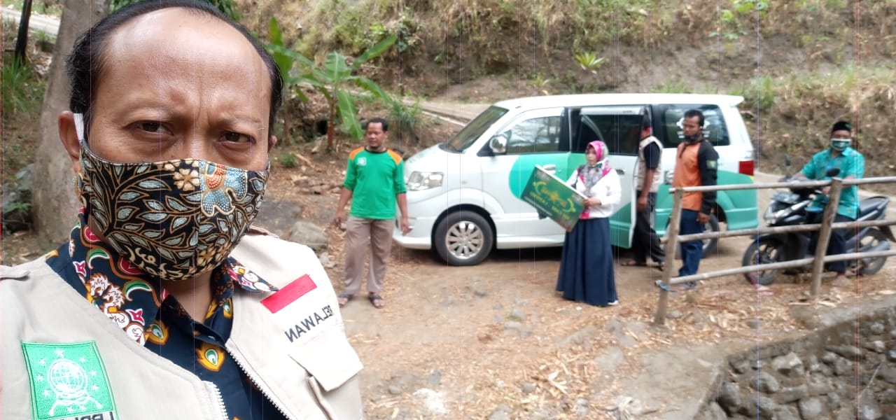 Rombongan NU Care-Lazisnu dan LPBI NU harus menyusuri jalan berbukit di Ngilo-ilo