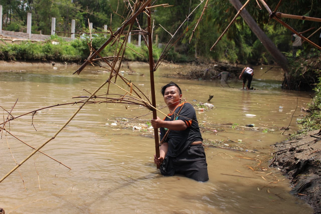 Santri LPBI NU bersihkan carang bambu di sungai DAM Cokromenggalan