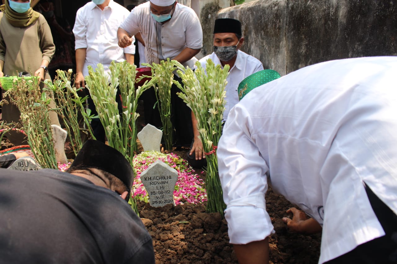 Suasana pemakaman Drs KH.Abdul Kholiq Ridwan bin H.Ridwan Di makam Ngotok-Surodikraman