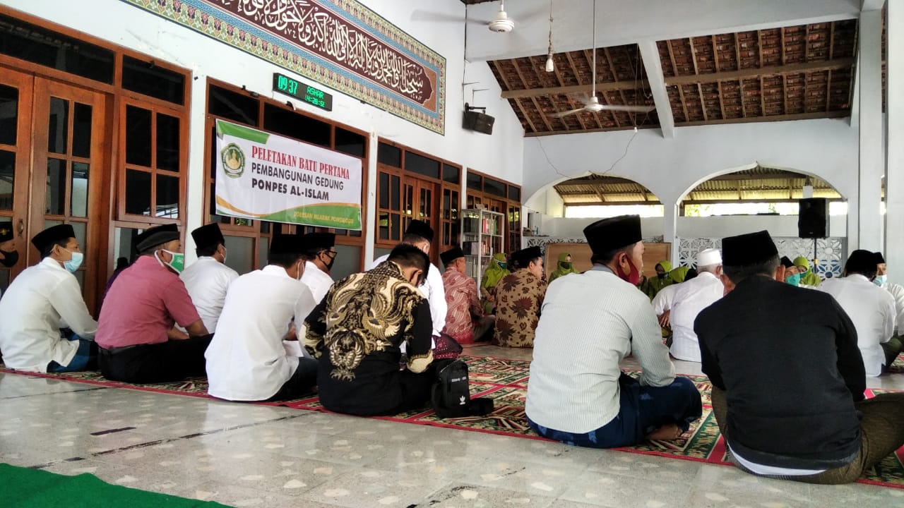 jajaran pengurus yayasan, pengelola lembaga pendidikan , perwakilan alumni Joresan Al -Islam saat mengadakan do'a bersama sebelum peletakan batu pertama pembangunan gedung