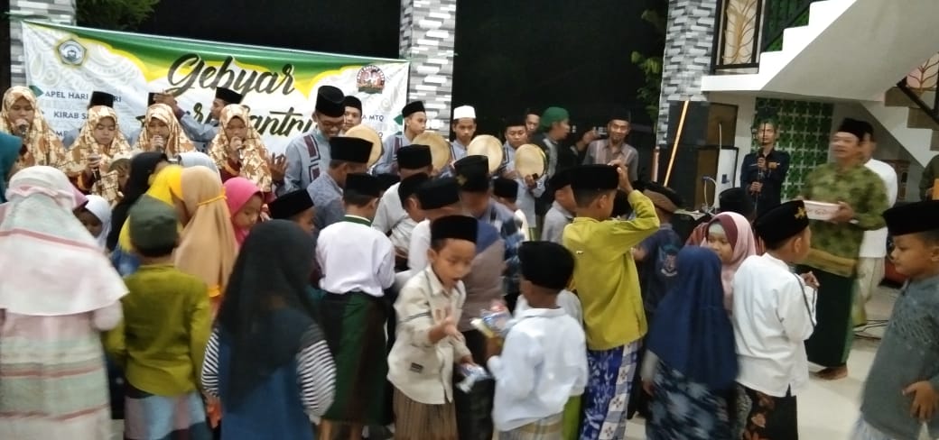 Anak-anak berebut koin saat peringatan Maulud Nabi dan Sumpah Pemuda di Ponpes Al Bukhori Mangunan Sampung