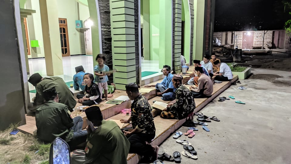 Beberapa orang pengurus PAC GP Ansor Ponorogo berbaur dengan jamaah masjid saat mengikuti pengajian kitab Kifayatul Atqiya'