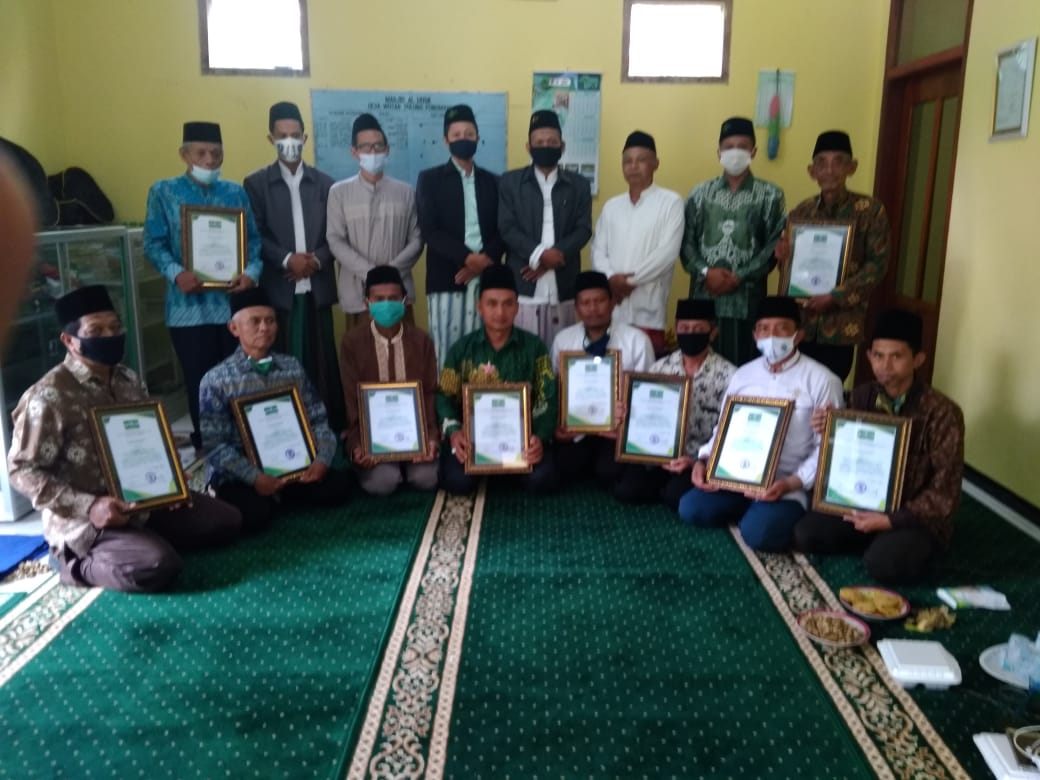 Jajaran PC LTM NU MWC Pulung dan perwakilan 10 masjid bersertifikat NU sesaat setelah mengikuti acara