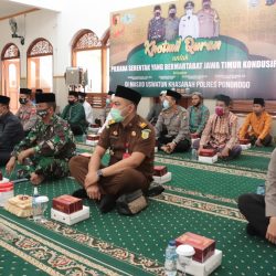 Jajaran Polres bersama Forpimda Ponorogo tengah khusuk menyimak lantuan Alquran para huffadz PC JQH Ponorogo di masjid Uswatun Hasanah (19-11)