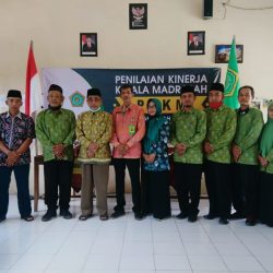 Jajaran Yayasan, Komite Madrasah, Kepala Madrasah, sebagian Guru dan karyawan MA Maarif Al-Azhar berpoto bersama Pengawas Pembina usai menjalani PKKM