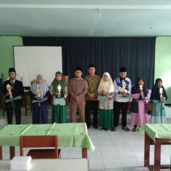 Ketua LP Ma'arif NU pose bersama pemenang lomba kreatifitas guru dan siswa