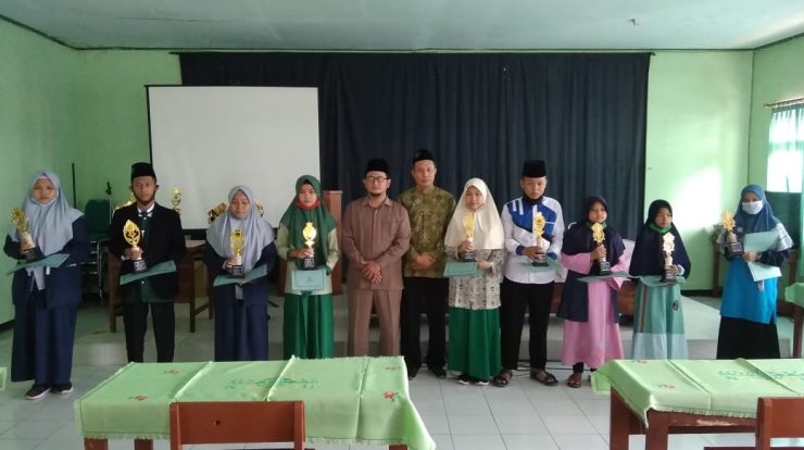 Ketua LP Ma'arif NU pose bersama pemenang lomba kreatifitas guru dan siswa