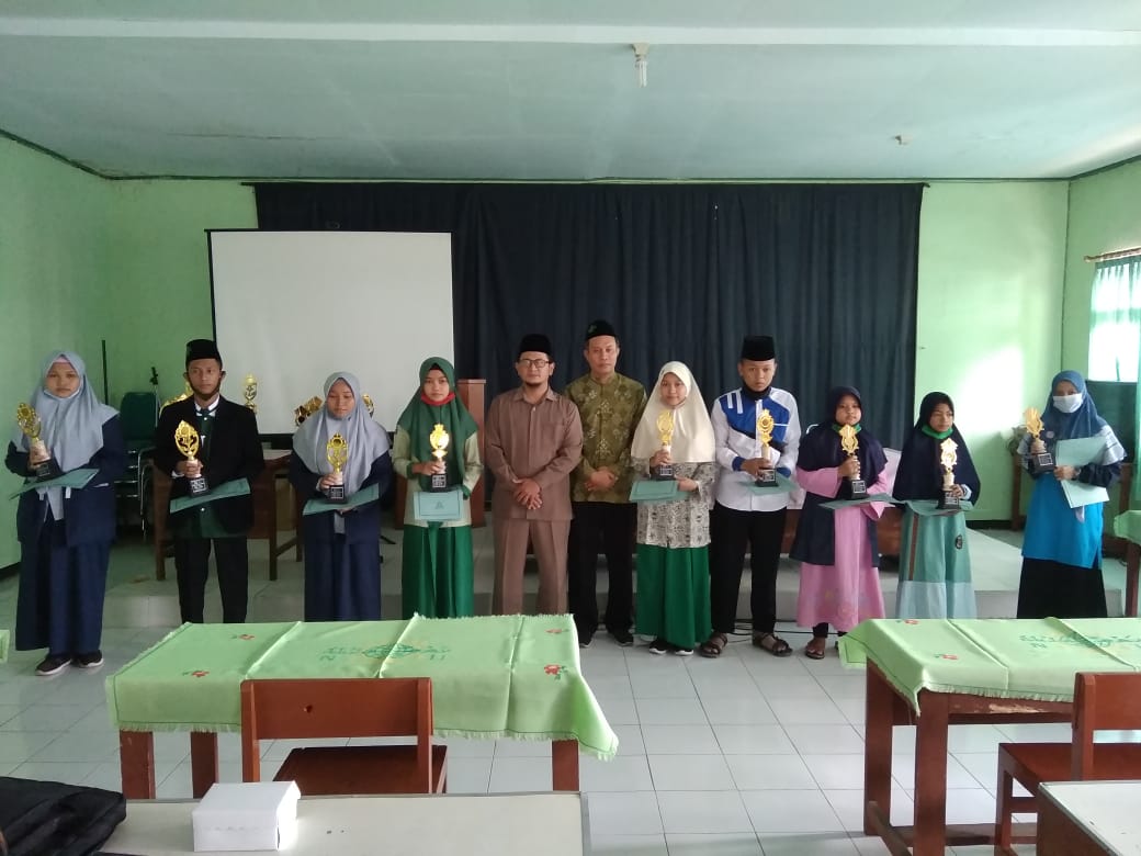 Ketua LP Ma'arif NU pose bersama pemenang lomba kreatifitas guru dan siswa