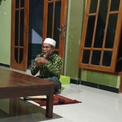 Kyai Hasyim Sholeh tengah menjelaskan isi kitab Kifayatul Atqiya' tentang keutamaan ilmu