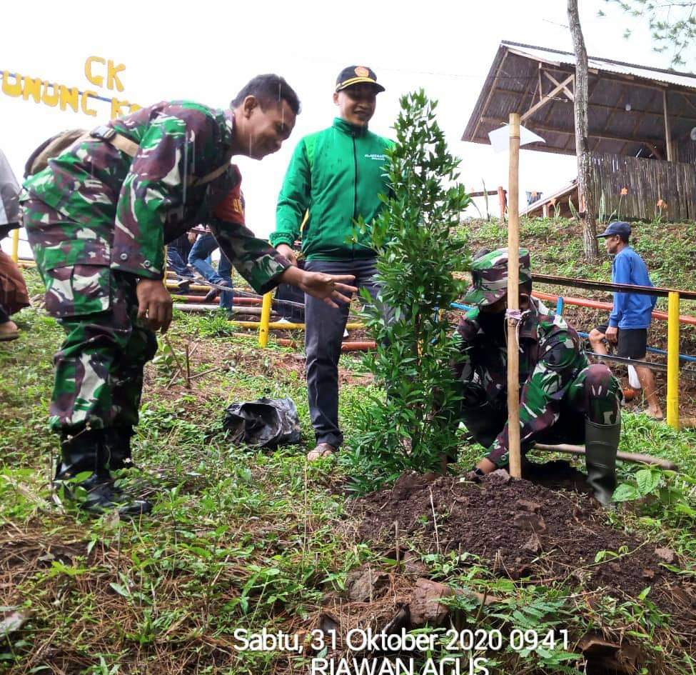 Muspika Ngrayun semangat dukung gerakan tanam 1000 bunga