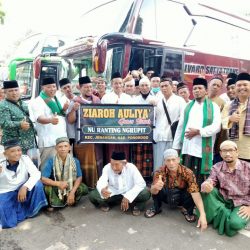 Rombongan ziarah makam wali lima Jawa Timur berpose di area parkir makam Tebuireng sesaat sebelum melanjutka perjalanan