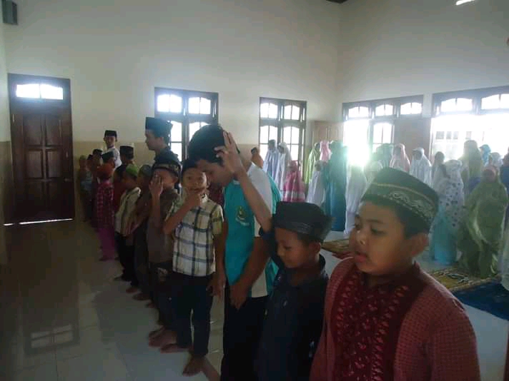 Santri mukim Madin MTsN 4 tertib ikuti sholat berjamaah