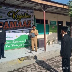 Supriyanto Kepala MA Al-Azhar membimbing pengucapan janji pengurus KOPAMAAZ (23-11)