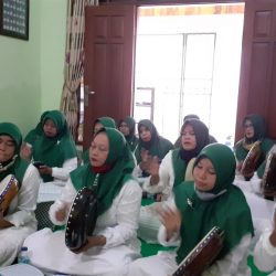 Tim Hadrah Jammsantri Siman tengah mengiringi pembacaan salawat maulidur Rasul