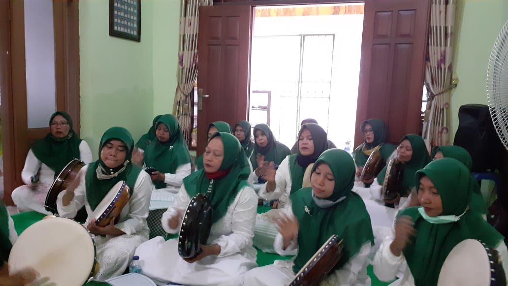 Tim Hadrah Jammsantri Siman tengah mengiringi pembacaan salawat maulidur Rasul