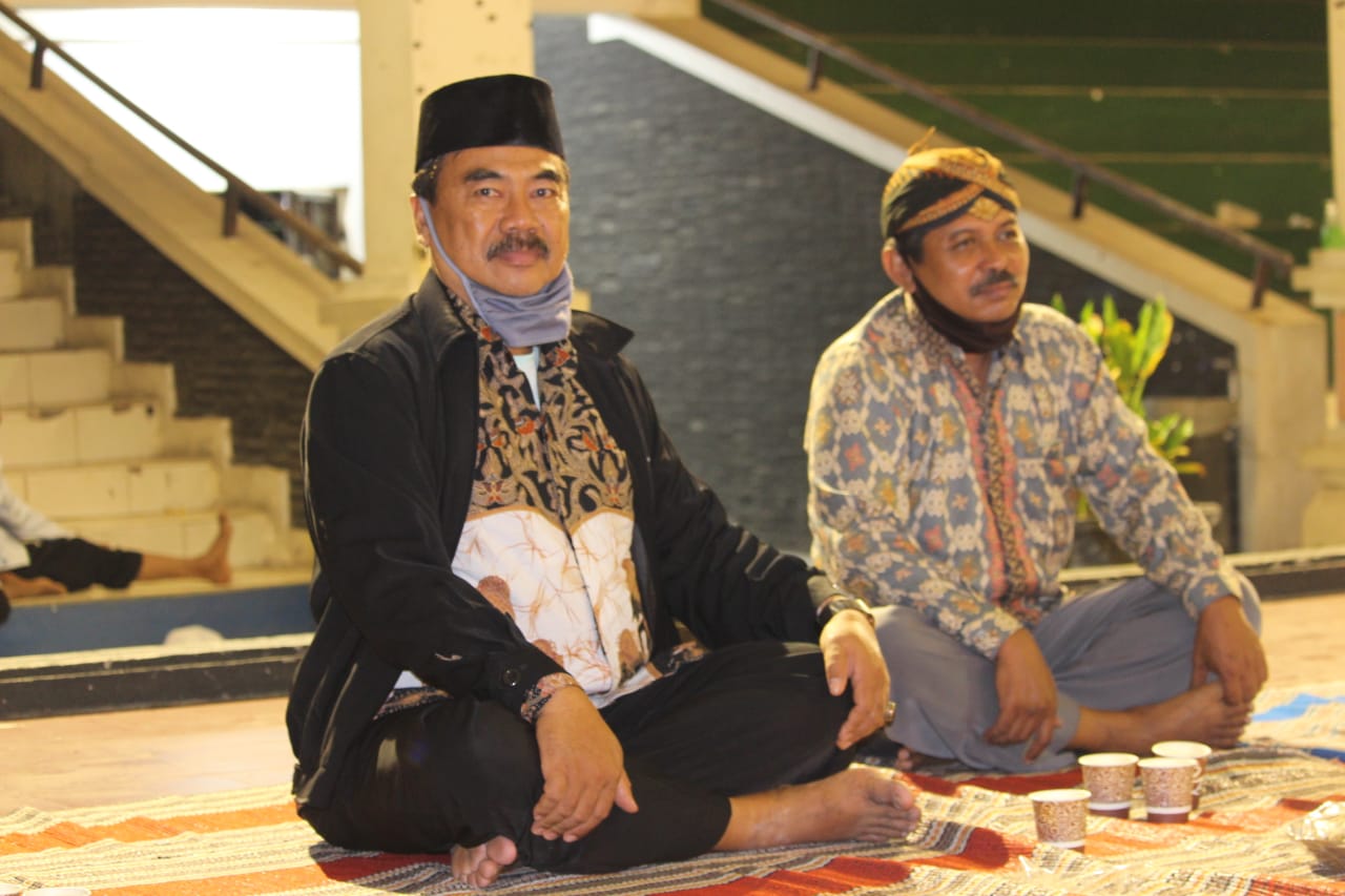 Yudha Slamet Sarwo Edi, Kabid Kebudayaan Disbudpora ( baju batik) dan Sindu Prawoto ketua Pepadi ( jasket hitam saat mengikuti resepsi peringatan Hari Wayang se- dunia.