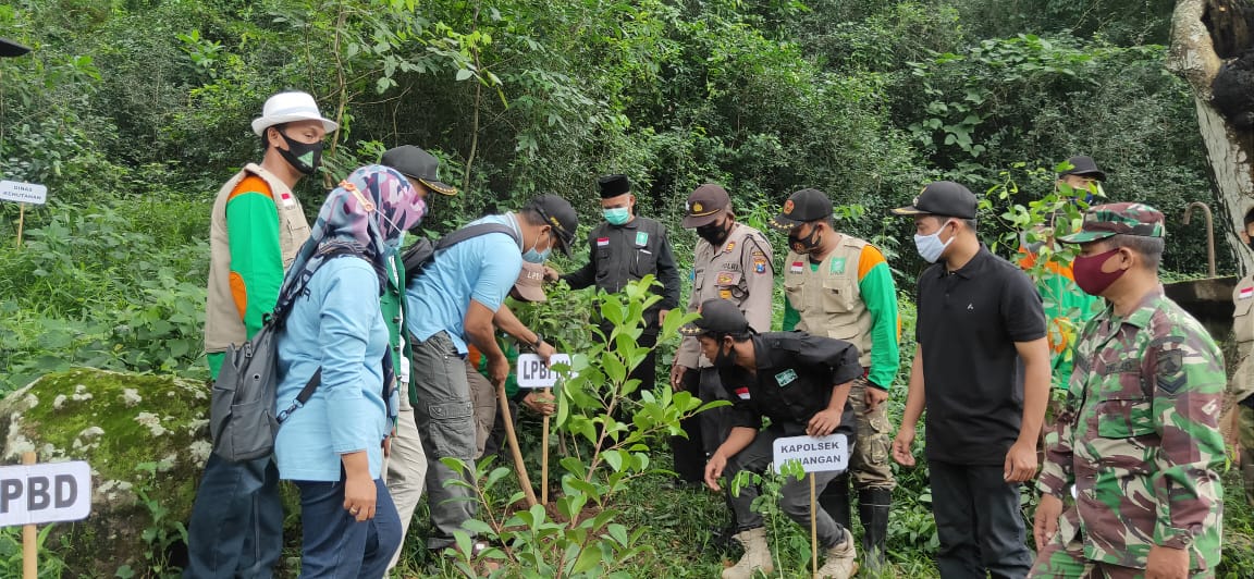 Diikuti Danramil dan Kapolsek Jenangan serta Kepala Desa TanjungSari, turut menanam pohon