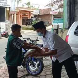 Penyerahan Beras oleh UPZIS Kecamatan Sooko kepada warga