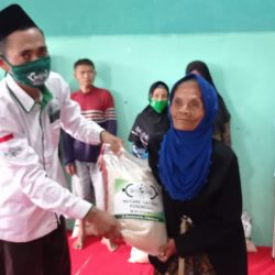 UPZIS NU Care-Lazisnu kecamatan Pudak serahkan bantuan beras kepada warga