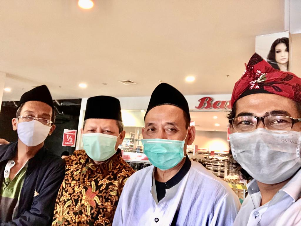 Dari kiri K. Hanif Abdul Ghofir, H. Moh. Irhamni, KH. Moh. Sholechan dan K. Sunartip Fadlan, sesaat setelah menyelesaikan proses vaksinasi dosis dua