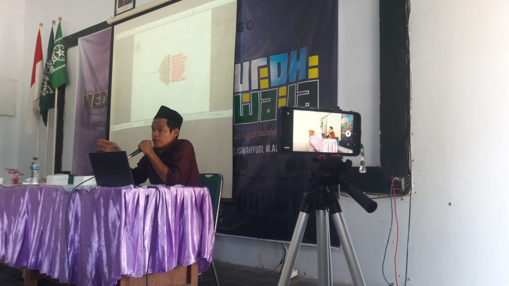 Dodik Nurcahyo anggota Komisi Infokom MUI Jawa Timur tengah menularkan pengalamannya di bidang literasi media digital