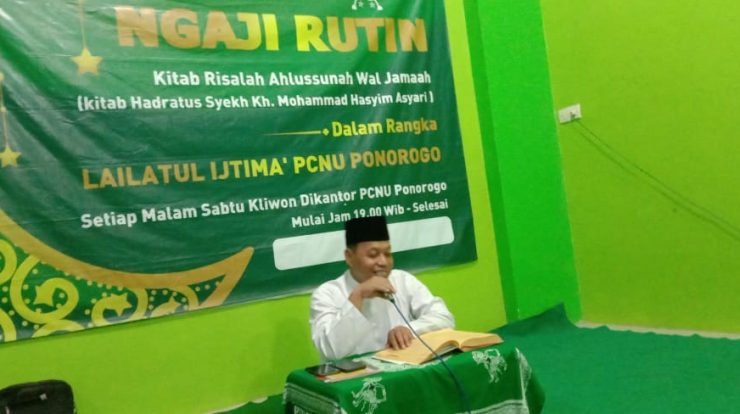 Dr.H.Luthfi Hadi Aminudin, M.Ag. saat membacakan kitab Risalah Ahlussunah wal jamaah karya Hadratussyaikh KH.M.Hasyim Asy'ari