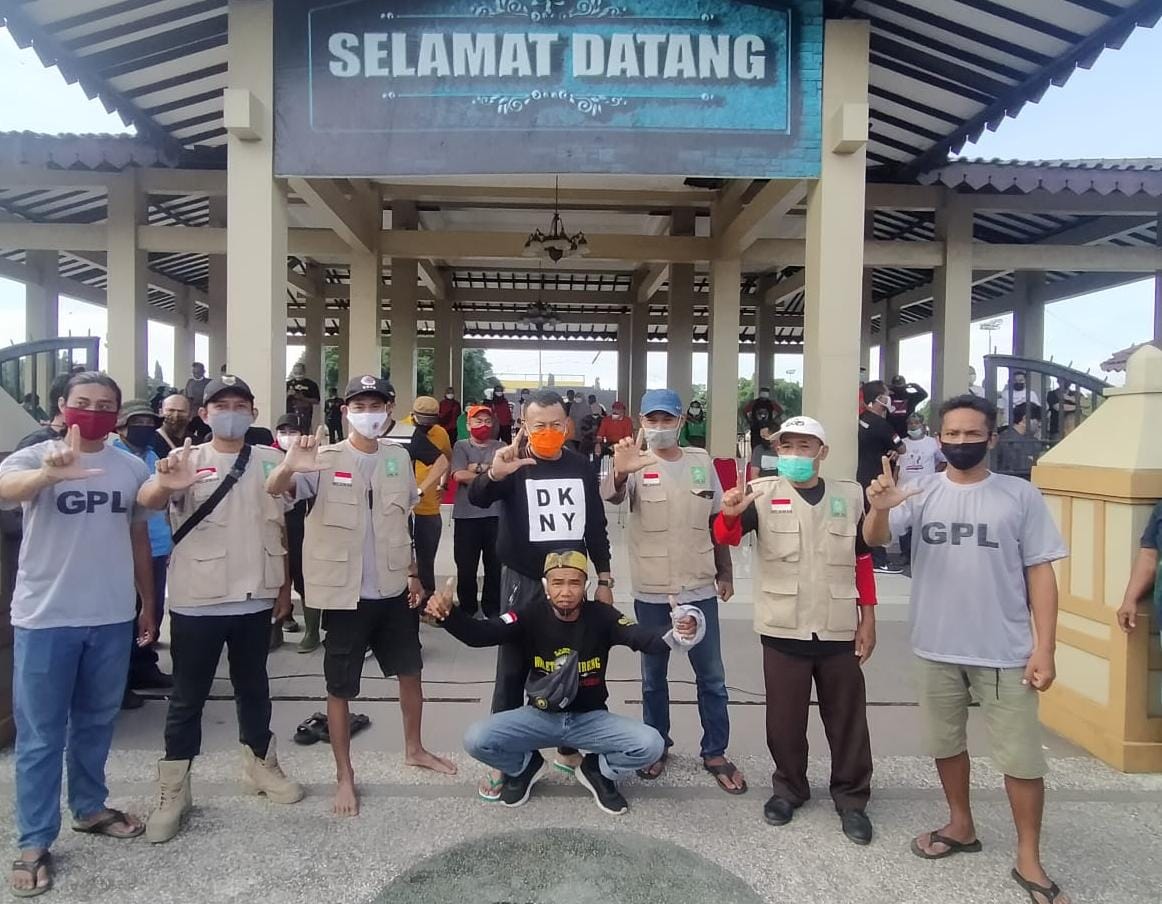 Go Green LPBI NU Di Kota Bersihkan Gorong-gorong, Di Desa Tanam Pohon