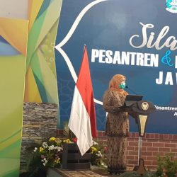 Gubernur Jawa Timur Khofifah Indar Parawansa pada acara Silaturrahmi Pesantren dalam Program One Pesantren One Product di Ponpes Amanatul Ummah Pacet- Mojokerto Foto 2