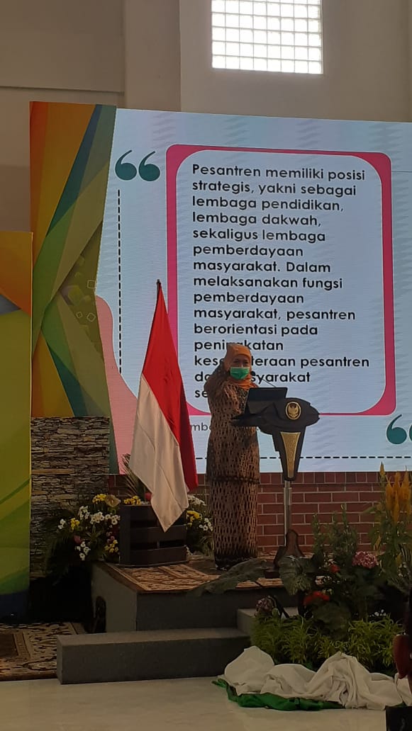 Gubernur Jawa Timur Khofifah Indar Parawansa pada acara Silaturrahmi Pesantren dalam Program One Pesantren One Product di Ponpes Amanatul Ummah, Pacet- Mojokerto