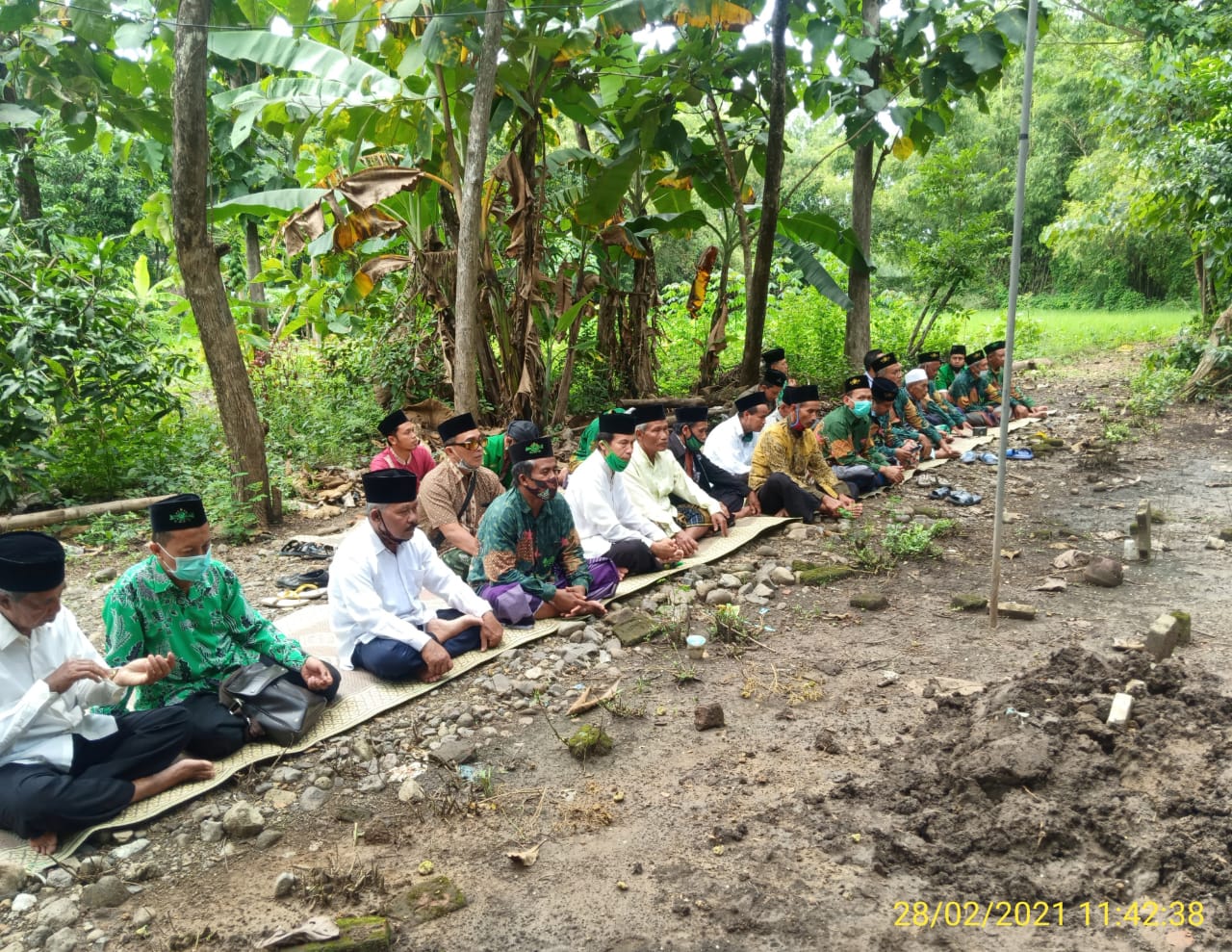 Jajaran Pengurus MWC NU Siman tengah berziarah di makam muassis NU setempat