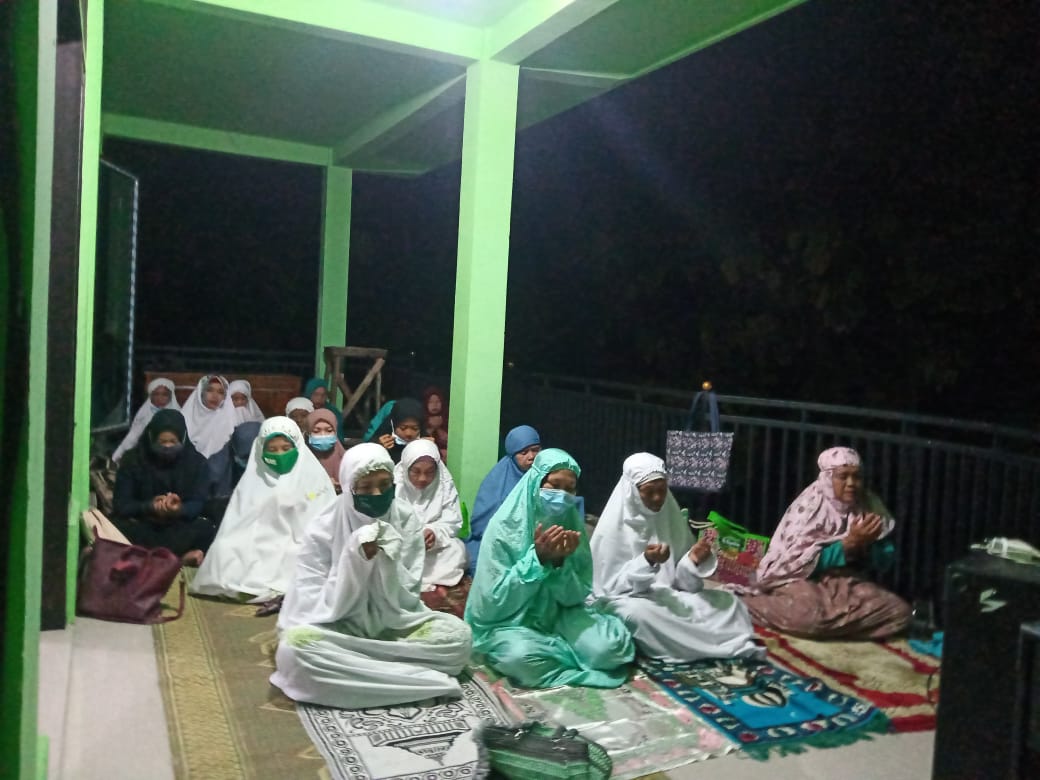 Jama'ah ibu-ibu dari perwakilan Ranting Muslimat NU se-Kecamatan Sukorejo sedang khusyu' mengikuti dzikir fida'