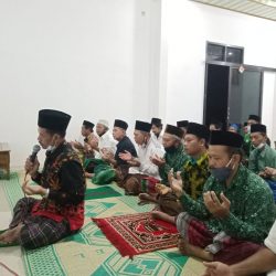 KH. Iskandar al-Hafidz Rais MWC NU Sukorejo memimpin dzikir fida' untuk almarhum H. Nur Anwar