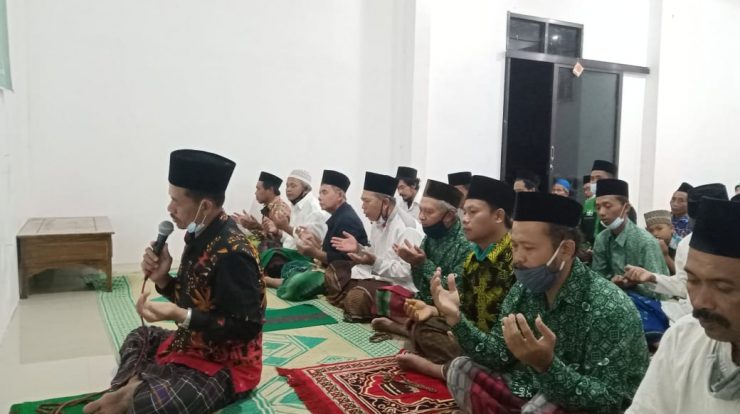 KH. Iskandar al-Hafidz Rais MWC NU Sukorejo memimpin dzikir fida' untuk almarhum H. Nur Anwar