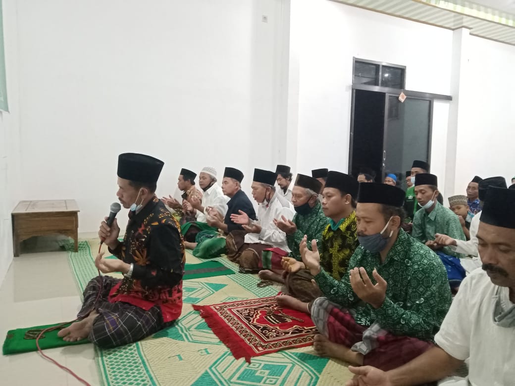 KH. Iskandar al-Hafidz Rais MWC NU Sukorejo memimpin dzikir fida' untuk almarhum H. Nur Anwar