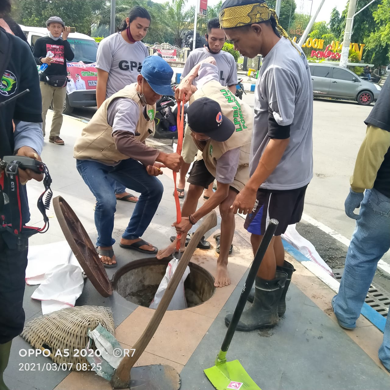 LPBI NU tergabung dengan relawan bersih- bersih sampah dan gorong-gorong air di tengah kota