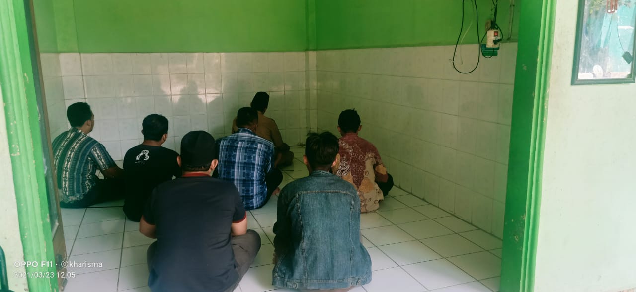 Para PLO tengah khusyu berzikir usai salat dzuhur di musalla PCNU Ponorogo (23-3)