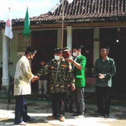 Penyematan jaket Banser kepada Kades Pagerukir, Sumanto