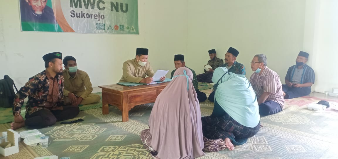 Prosesi wakaf tanah di kantor MWC NU Sukorejo