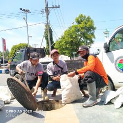 Relawan Peduli Ponorogo membersihkan got seputaran Aloon-aloon dan drainase di Ponorogo