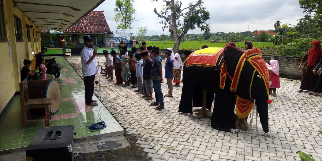 Seni Gajah Gajahan mewarnai peringatan Isro' Mi'roj santri Madin Nurul Huda Desa Kranggan