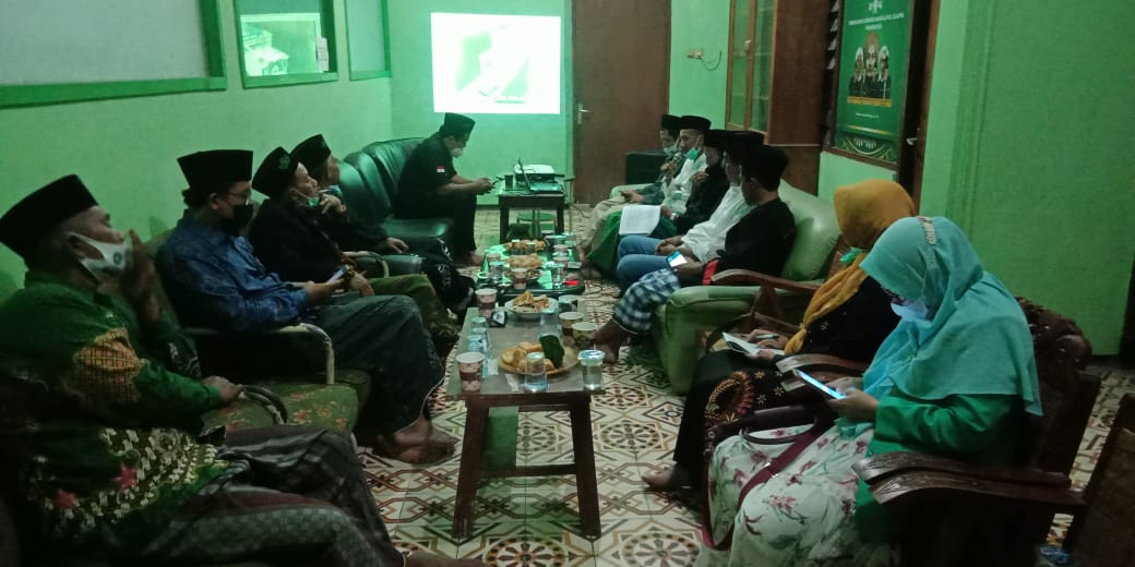 Suasana rapat Panitia pembangunan gedung NU yang dihadir Rais dan Ketua PCNU (263) di ruang rapat PCNU Ponorogo.