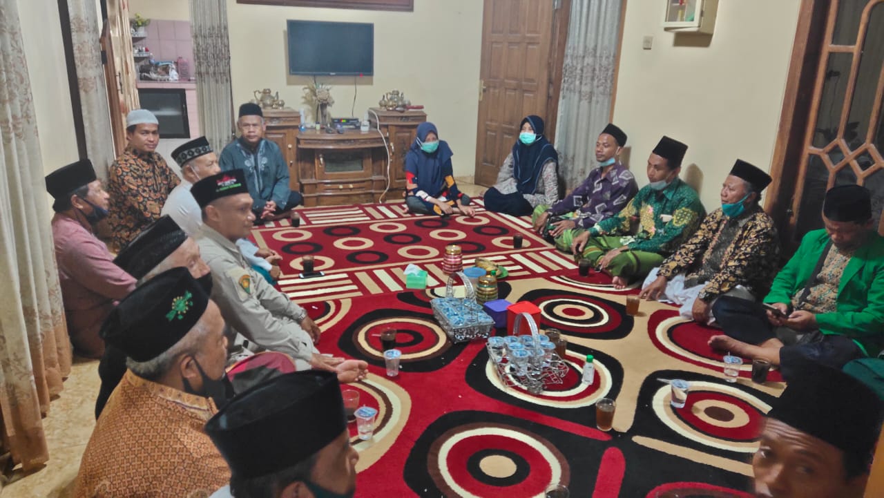 Suasana takziah pengurus MWC NU Pulung di kediaman keluarga almarhum H. Nur Anwar