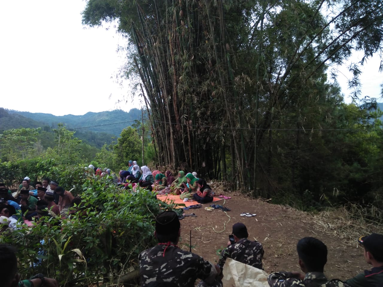 Suasana ziarah makam Mbah Wonopuro di Baosan Kidul Ngrayun